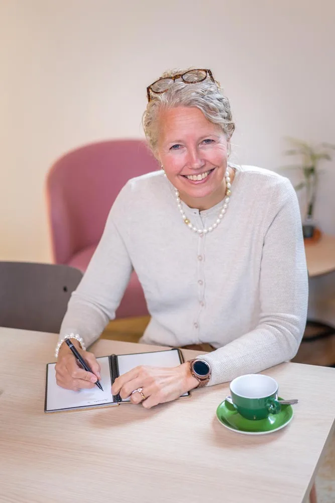 Margje Kooiker aan haar bureau in de praktijk